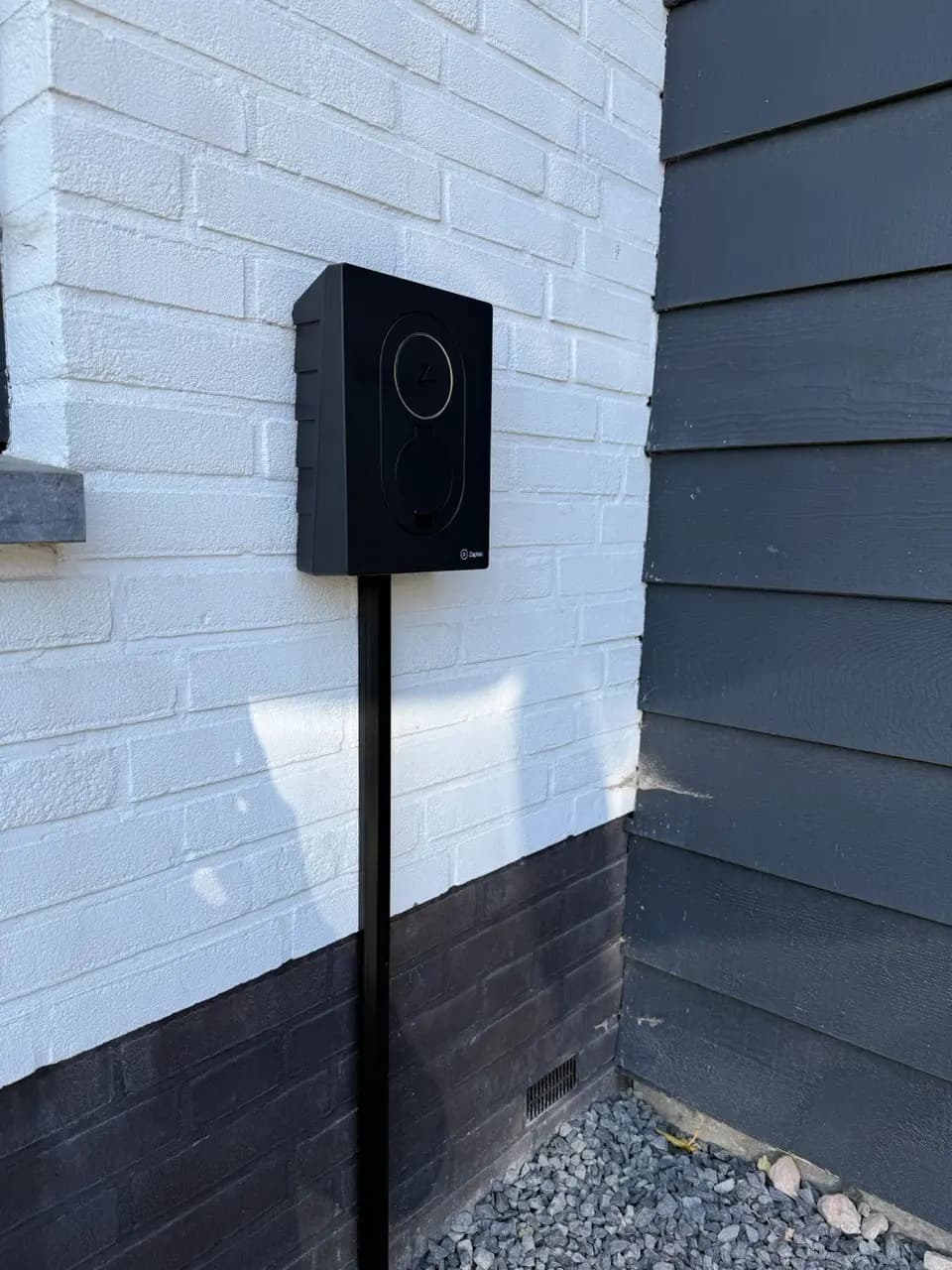 Zaptec Go 1 geplaatst in Duiven met Zaptec Sense P1 en zwart aluminium gootje