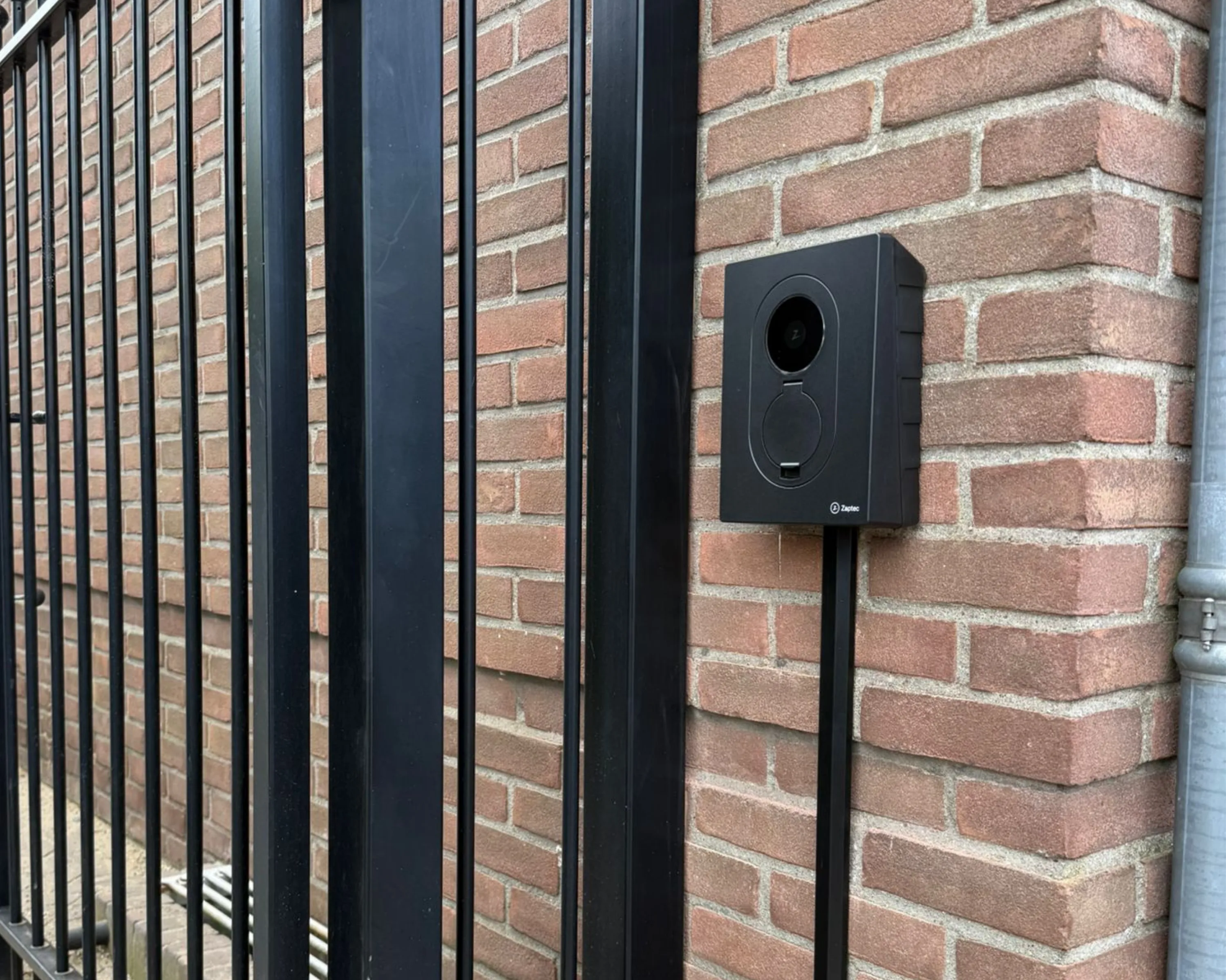 Zaptec Go 2 geplaatst in Ede: door de sierbestrating en keurig afgewerkt